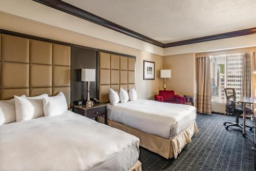 蒙特利尔蒙特利尔文德酒店的酒店客房配有两张床和一张书桌