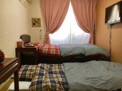 东京Ys Bed & Kitchen Tokyo #HY1的两张床位于带窗户的房间内