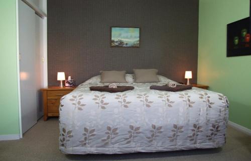 北帕默斯顿威尔斯本住宿加早餐寄宿酒店的卧室配有白色的床和两个枕头