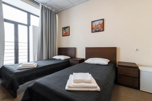 卡拉甘达LaCasa Hotel的一间设有两张床铺和毛巾的房间