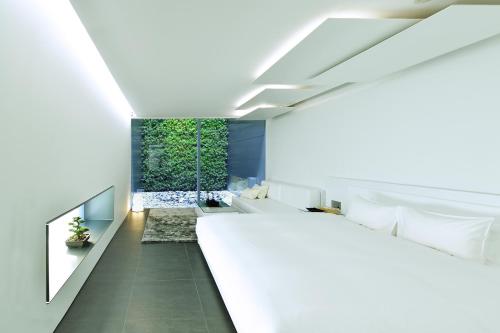 京都MOGANA的一间设有两张床和绿色墙壁的客房