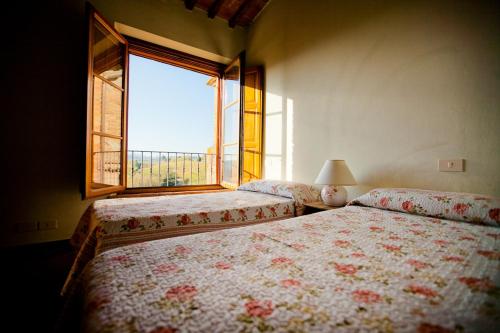 泰里乔拉Borgo Fajani的一间卧室设有两张床和窗户。