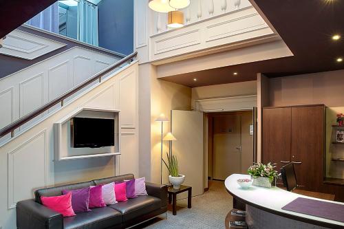 尼奥尔拉布雷奇贝斯特韦斯特酒店的客厅配有粉红色枕头的沙发