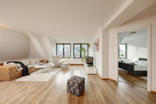 弗伦斯堡Ferienwohnung Seestern in Flensburg, Sonwik的客厅配有沙发和桌子