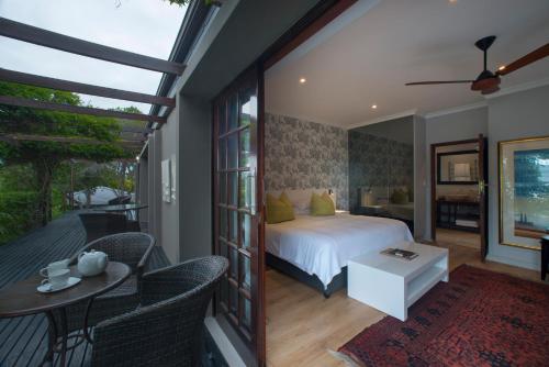 克尼斯纳卡诺坎普之家酒店的一间卧室设有一张床和一个阳台