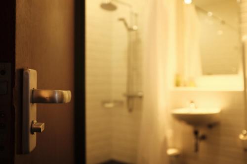 Chryston最佳西方加菲猫家酒店的带淋浴和盥洗盆的浴室