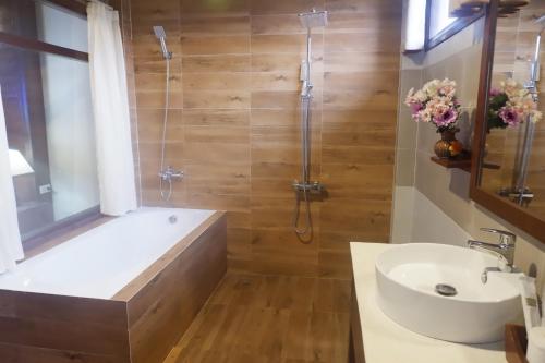 Ban Khon森加赫伦恩度假旅馆的带浴缸和盥洗盆的浴室