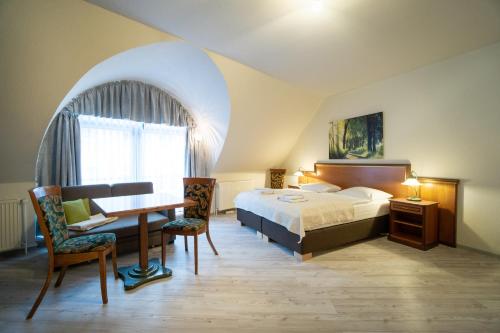 瓦伦Stadt Aparthaus的一间卧室配有一张床、一张桌子和一张桌子