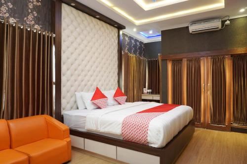 日惹Super OYO 444 Rafitha Homestay的一间卧室配有一张床和一张橙色椅子