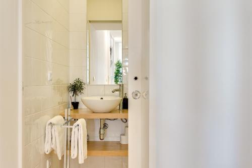 波尔图January's 31 Studio by DA'HOME的一间带水槽和镜子的浴室