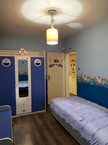 索非亚梦幻三卧室公寓的一间卧室设有一张床和蓝色的墙壁