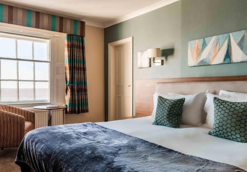 奥尔德堡白狮酒店的酒店客房设有床和窗户。