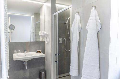 奥斯特罗瓦西斯Hotel D1的带淋浴和盥洗盆的浴室
