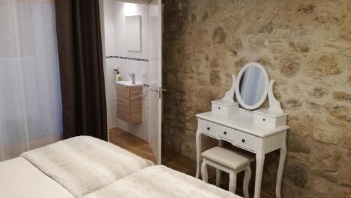 贝萨卢Can Teixidor的浴室设有床、水槽和镜子