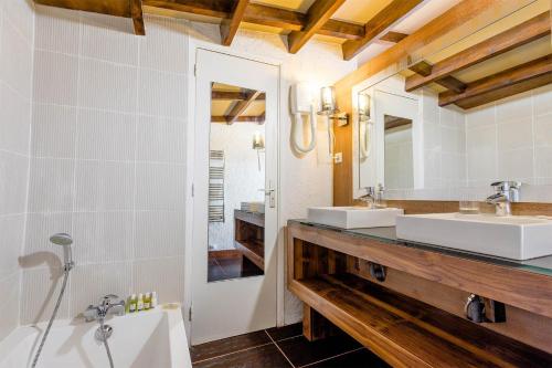 莱德萨阿尔卑斯伊维萨度假酒店的浴室设有2个水槽和镜子