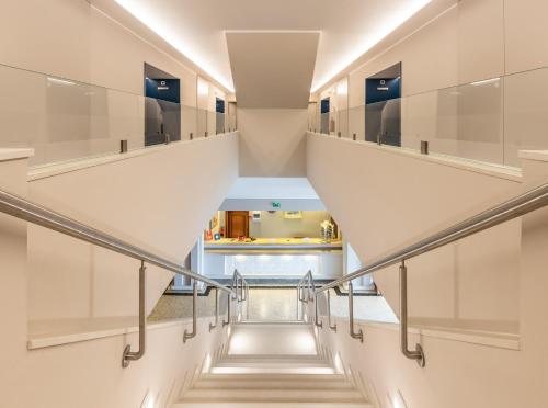 拉戈斯里奥滨海酒店的建筑的楼梯,拥有白色的墙壁和天花板