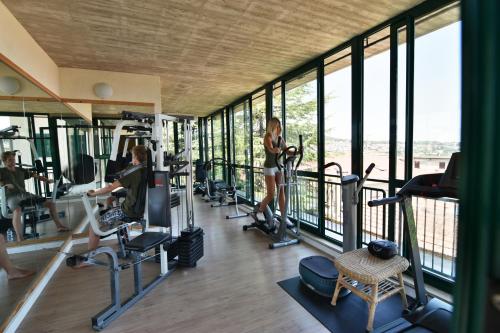 基安奇安诺泰尔梅Hotel Del Buono Wellness & Medical Spa的健身房设有窗户,可供健身的客人使用