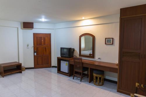 甲米镇Forum House Hotel Krabi的客房设有一张带电视和镜子的书桌