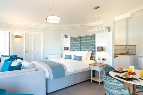 基督城Sandhills Apartments, Mudeford的酒店客房配有一张床铺和一张桌子。