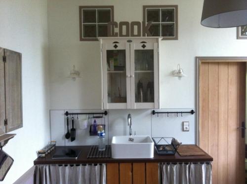 艾特雷Bed&B La Ferme De L'ostrevent的厨房配有水槽和台面