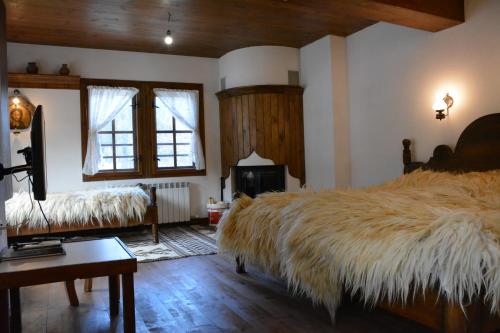 西洛卡卢卡Къща за гости Гайтана的一间卧室配有一张大床和一张大毛绒毯子