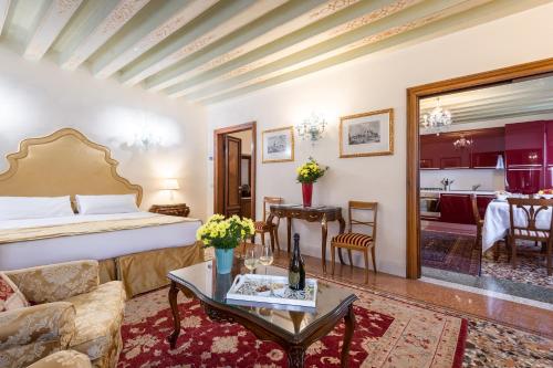 威尼斯Ca' dei Cuori on the Grand Canal的酒店客房设有床和客厅。