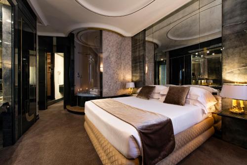 罗马亚特兰特星级酒店的一间卧室,卧室内配有一张大床
