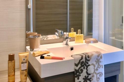 博尼法乔Les Suites De Pertamina的浴室设有白色水槽和镜子