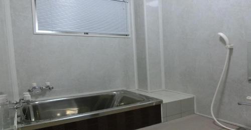 京都Ryokan Suzukisou-Single room No bath and toilet - Vacation STAY 17861的一间带水槽和窗户的浴室