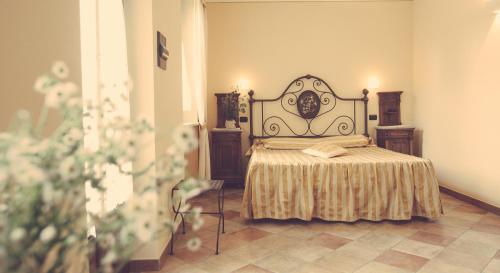 阿尔巴卡萨雷斯亚酒店的一间卧室配有床和2个床头柜