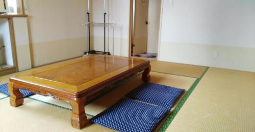 妙高Myoko - Hotel / Vacation STAY 17055的一张木桌,坐在一个房间里