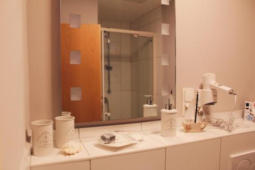 Rheinbrohl叶嘉霍夫酒店的一间带大镜子的盥洗盆的浴室