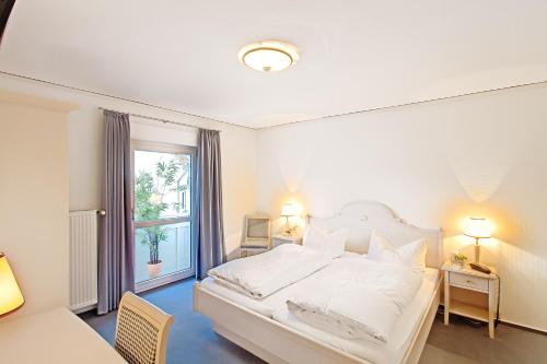 施吕希滕Landgasthof Druschel的卧室配有白色的床和窗户。