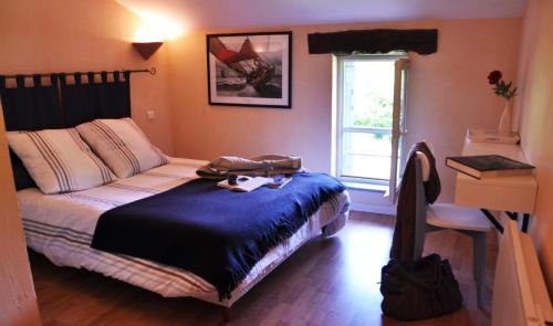 Ambierle拉佛姆奥克斯阿贝利斯酒店的一间卧室配有一张床、一张书桌和一个窗户。