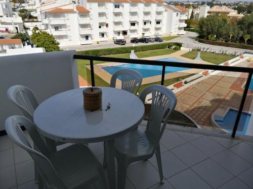 阿尔布费拉Albufeira INN - Casa de Viseu - CORAL T1的美景阳台配有桌椅