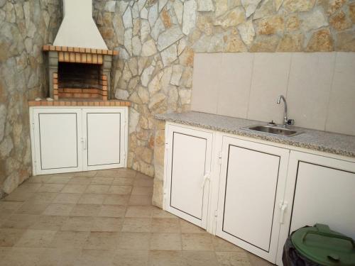 拉戈斯SOL & MAR的一个带水槽和石墙的厨房