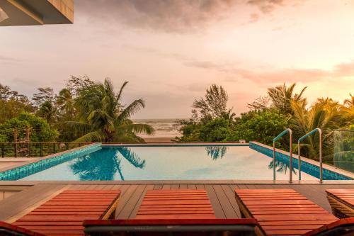 莫尔吉姆StayVista Ashore 6BHK Infinity Pool Ocean View- Morjim的享有海滩景致的游泳池