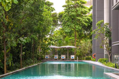 Fraser Residence Orchard Singapore内部或周边的泳池