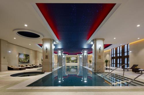 安吉县银润锦江城堡酒店的大堂设有蓝色天花板和游泳池