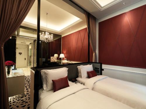 云顶高原云顶名胜世界 - 康乐福酒店的配有红色墙壁和镜子的客房内的两张床