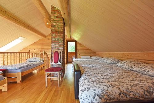 阿维基尼奥克西尼斯阿左拉乡村民宿的小木屋内一间卧室,配有两张床