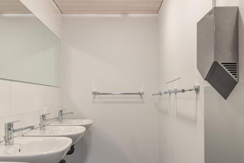 伦克Mountain Lodge Backpackercamp的浴室设有2个水槽和镜子