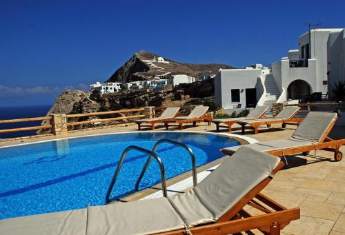 乔拉弗雷恩多斯Anemousa Hotel的一个带椅子的游泳池,享有海景