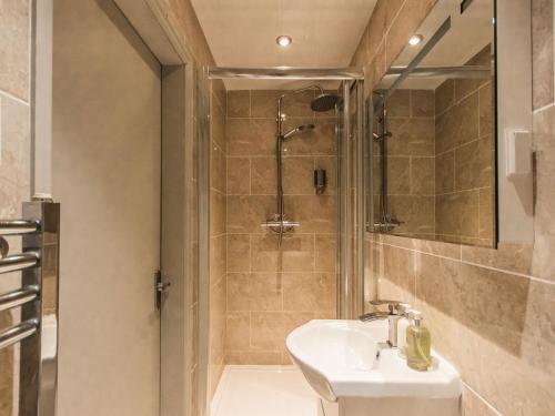 克鲁白狮酒店的一间带水槽和淋浴的浴室