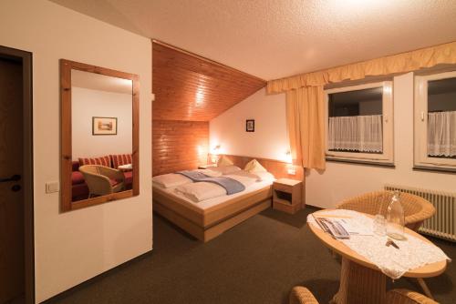 巴特布莱贝格维特柏格布雷博格酒店的酒店客房配有一张床铺和一张桌子。