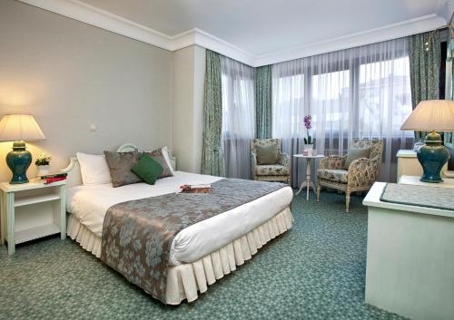 安卡拉贝斯特公寓酒店的酒店客房设有床和客厅。
