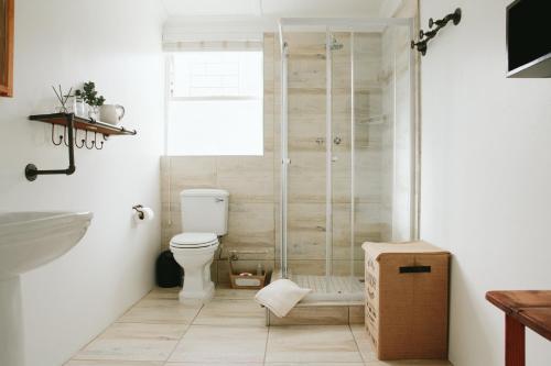 布雷达斯多普6 on Kloof Guest House的带淋浴和卫生间的浴室