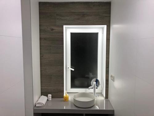 萨拉曼卡托莱克拉维洛公寓的一间带水槽和镜子的浴室
