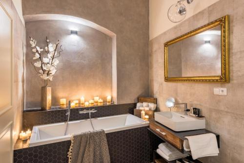 布拉格城堡旁MOOo公寓式酒店的带浴缸、水槽和镜子的浴室