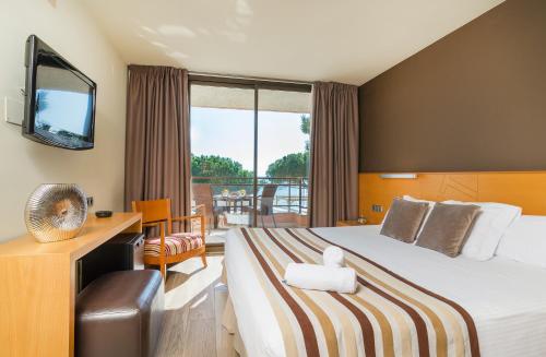 桑特费柳德吉克索尔斯圣普尔酒店及餐厅的酒店的客房 - 带一张床、一台电视和一个阳台